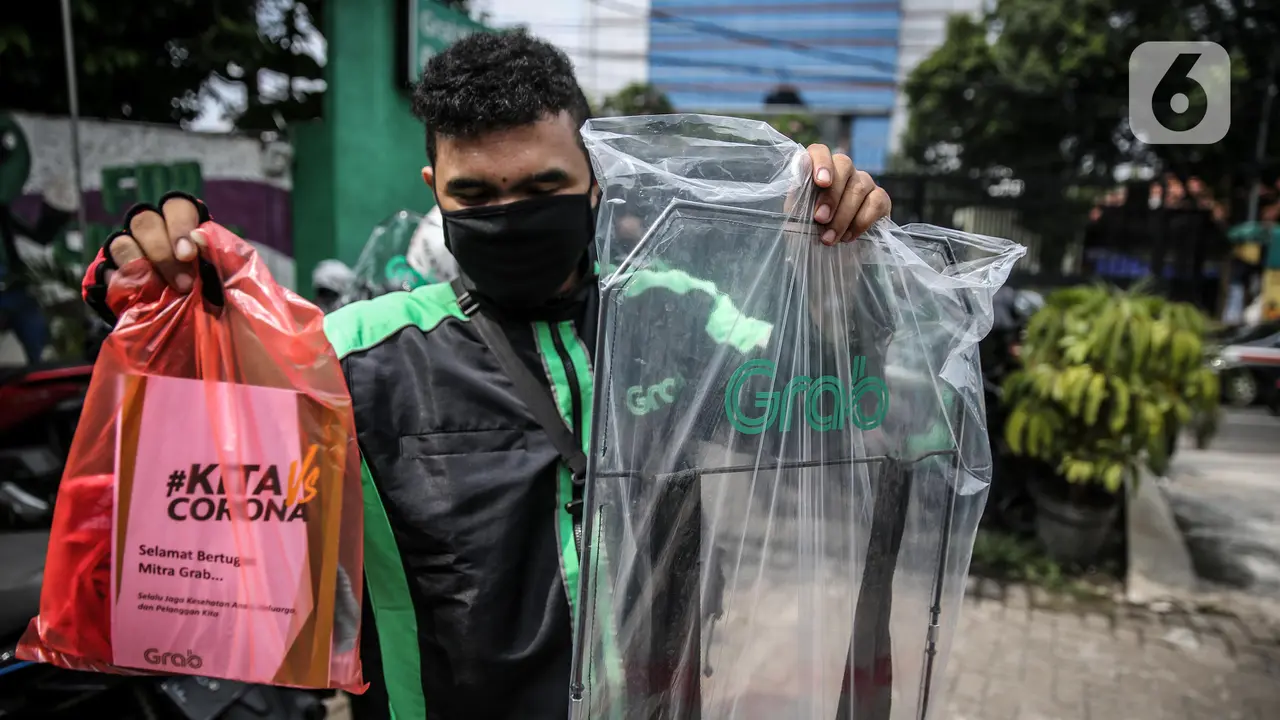 Ojek Online Gunakan Pelindung Pembatas Antar Penumpang