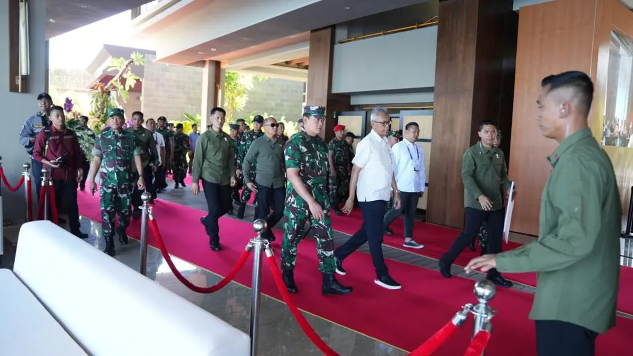 Panglima TNI Laksamana TNI Yudo Margono didampingi Pangdam IX/Udayana Mayjen TNI Sonny Aprianto