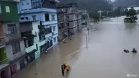 Air banjir menggenangi bangunan di sepanjang Sungai Teesta di Sikkim, India pada 4 Oktober 2023. (Tentara India via AP)