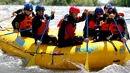 Sejumlah pembalap F1 dari Red Bull Racing dan Scuderia Toro Rosso mengayuh perahu karet untuk menaklukkan arus liar di Sungai Saint Lawrence disela waktu luang menjelang F1 GP Kanada, di Montreal, 7 Juni 2017. (Dan Istitene/GETTY IMAGES NORTH AMERICA/AFP)