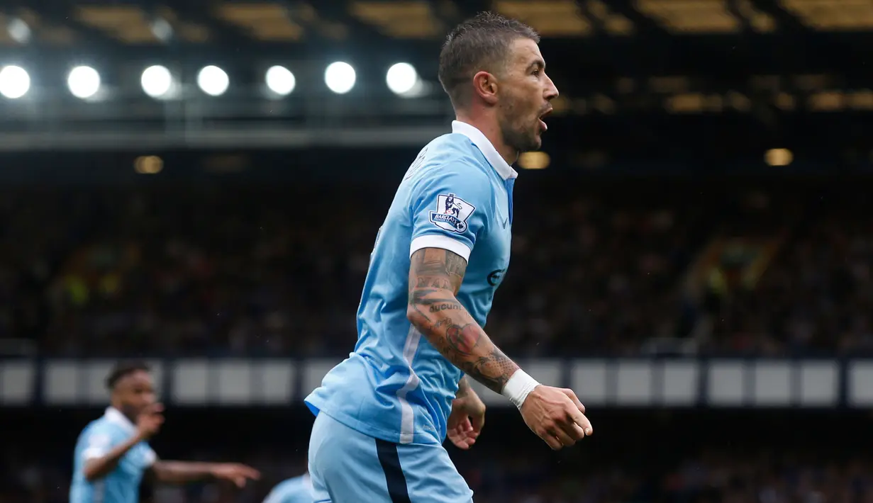  Bek Manchester City, Aleksandar Kolarov melakukan selebrasi setelah mencetak gol pada pertandingan Liga Premier Inggris di Stadion Goodison Park, Inggris, Minggu (24/8/2015). The Citizens pun kini kokoh di puncak klasemen. (Reuters/Andrew Yates)