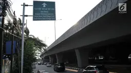Kendaraan melintas di dekat rambu ganjil genap di kawasan Gatot Subroto, Jakarta, Minggu (1/7). Perluasan sistem ganjil genap pada mobil pribadi mencakup Jalan Rasuna Sahid, Gatot Subroto, Jalan Benyamin Sueb. (Merdeka.com/Iqbal S. Nugroho)