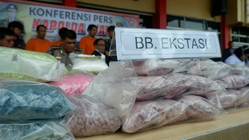 Ribuan butir narkoba jenis pil ekstasi yang pernah disita Polda Riau.