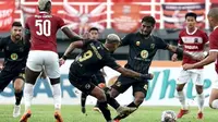 Barito Putera saat bermain imbang dengan Madura United 1-1. Sayang nasib tim ini lolos ke perempatfinal tergantung klub lain. (Bola.com/Gatot Susetyo)