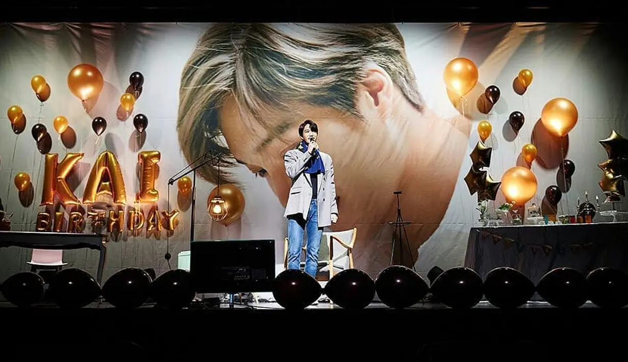 Pada momen spesial itu, Kai EXO terlihat tampan dengan mengenakan coat berwarna abu-ab yang dipadu dengan syal warna biru. (Foto: instagram.com/weareone_exoklm)