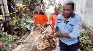 Petugas saat melakukan evakuasi serpihan pesawat Super Tucano yang jatuh menimpa rumah warga di kawasan Jalan LA Sucipto Kota Malang, Jawa Timur, (10/2). Pesawat diketahui berputar - putar di atas langit sebelum jatuh. (Liputan6.com/Zainul Arifin)