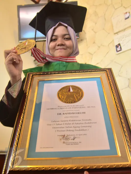 Rafidah Helmi berpose dengan penghargaan khusus pendidikan yang diberikan Lembaga Prestasi Indonesia di Kampung Semarang, (21/4). Hijabers kelahiran 31 Juli 1998 itu berhasil menyandang gelar dokter muda di Fakultas Kedokteran Unissula Semarang. (Gholib)