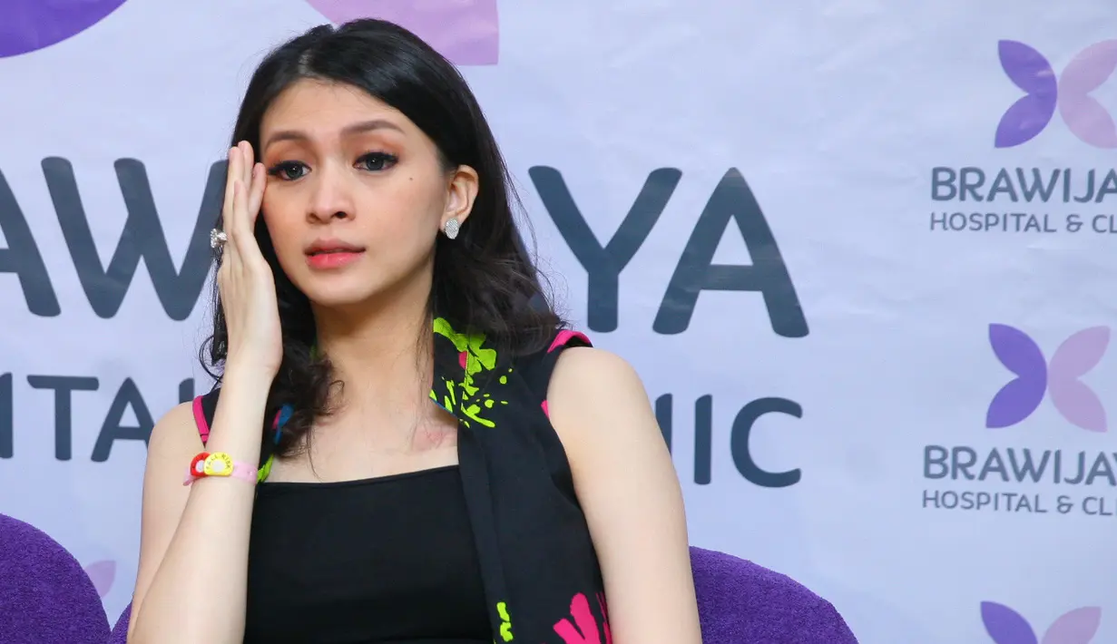 Karena kondisi anaknya yang sempat bermasalah, Adi yang akan menyiarkan secara langsung proses persalinan sang istri lewat channel berbagi video miliknya, membatalkan niatnya. (Nurwahyunan/Bintang.com)