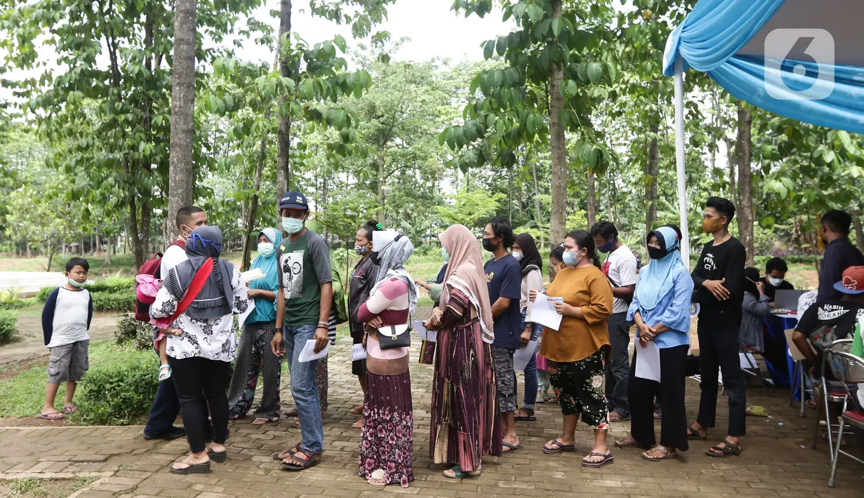 Warga antre untuk melakukan vaksinasi di area TPST Bantargebang, Kota Bekasi, Jumat (29/10/2021). Pihak penyelenggara menyediakan 1000 dosis untuk vaksinasi pertama maupun kedua bagi masyarakat dan komunitas pemulung di sekitar TPST Bantargebang. (Liputan6.com/Helmi Fithriansyah)