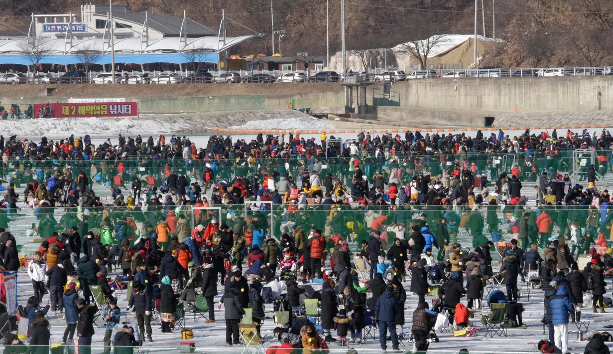 Peserta saat mengikuti lomba memancing ikan trout di sungai yang membeku di Hwacheon, Korea Selatan (6/1). Kontes ini merupakan bagian dari festival es tahunan yang menghasilkan lebih dari 1.000.000 pengunjung setiap tahunnya. (AP Photo/Ahn Young-joon)