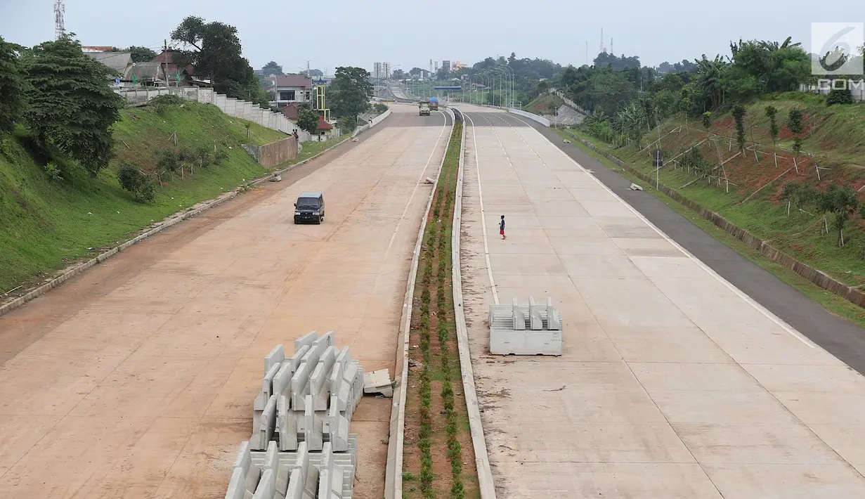 Seorang anak terlihat di lokasi proyek Tol Cijago Seksi II di Depok, Jawa Barat, Rabu (27/2). Pengelola Jalan Tol Cijago PT Translingkar Kita Jaya (TLKJ) menargetkan seksi II jalan tol itu dapat beroperasi pada April 2019. (Liputan6.com/Immanuel Antonius)