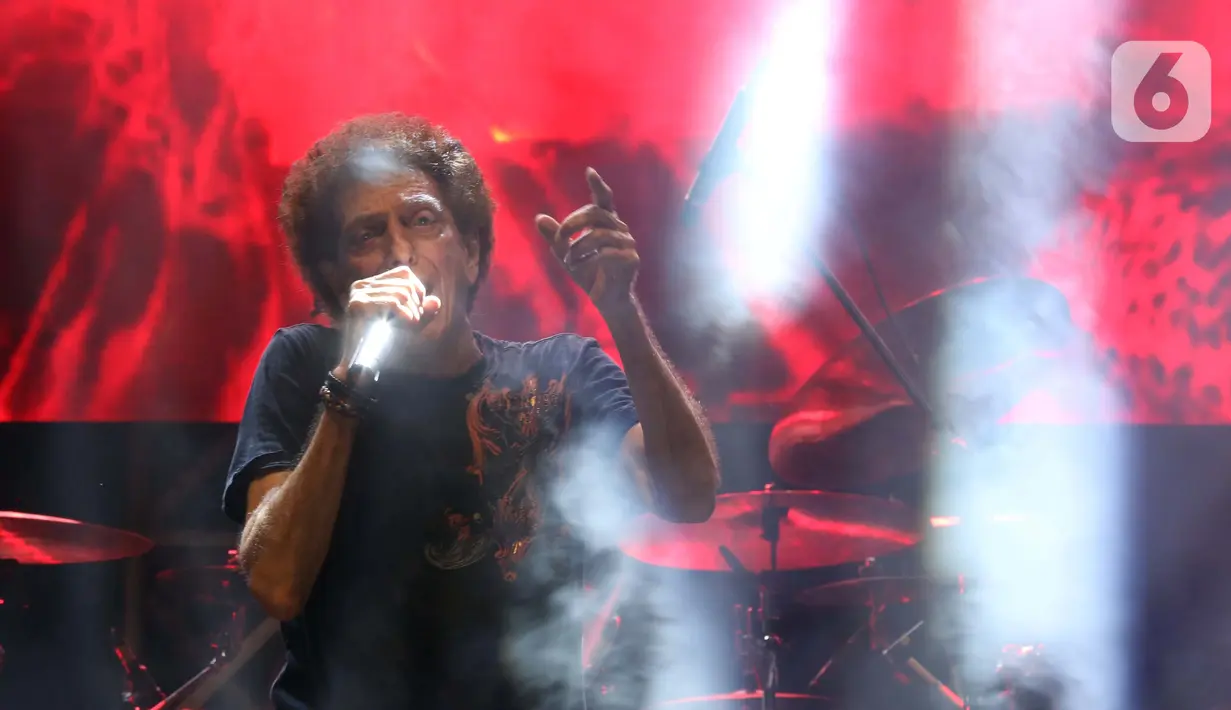Semut Hitam menjadi lagu puncak penampilan God Bless di panggung Rock Legends Festival. (Liputan6.com/Helmi Fithriansyah)