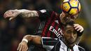 Pemain AC Milan, Juraj Kucka, berebut bola pemain Juventus, Medhi Amine Benatia, pada laga pekan ke-9 Serie A 2016-2017, di San Siro, Minggu (23/10/2016) dini hari WIB. Ma. (AFP/Marco Bertorello)