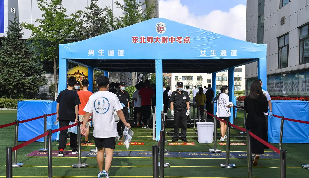 Para peserta memasuki lokasi ujian masuk perguruan tinggi di sebuah sekolah menengah atas di Changchun, ibu kota Provinsi Jilin, China timur laut (7/7/2020). Ujian masuk perguruan tinggi nasional China tahun ini telah dimulai pada Selasa (7/7). (Xinhua/Xu Chang)
