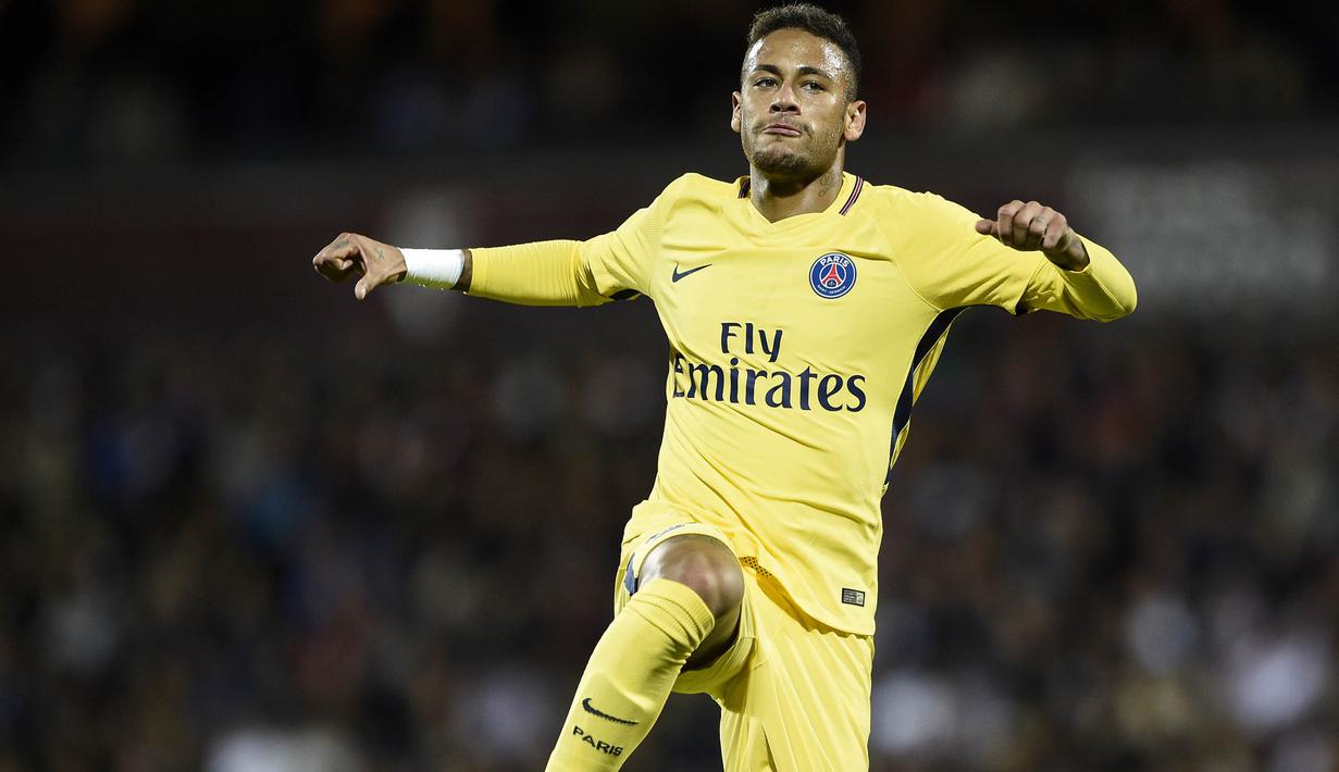 5. Neymar (Paris St Germain) - Lepas dari bayang-bayang Lionel Messi, saatnya bintang Brasil ini menunjukan kapasitasnya. Predikat sebagai pemain termahal dunia membuatnya harus mampu mendulang banyak gol. (AFP/Jean-Christophe Verhaegen)