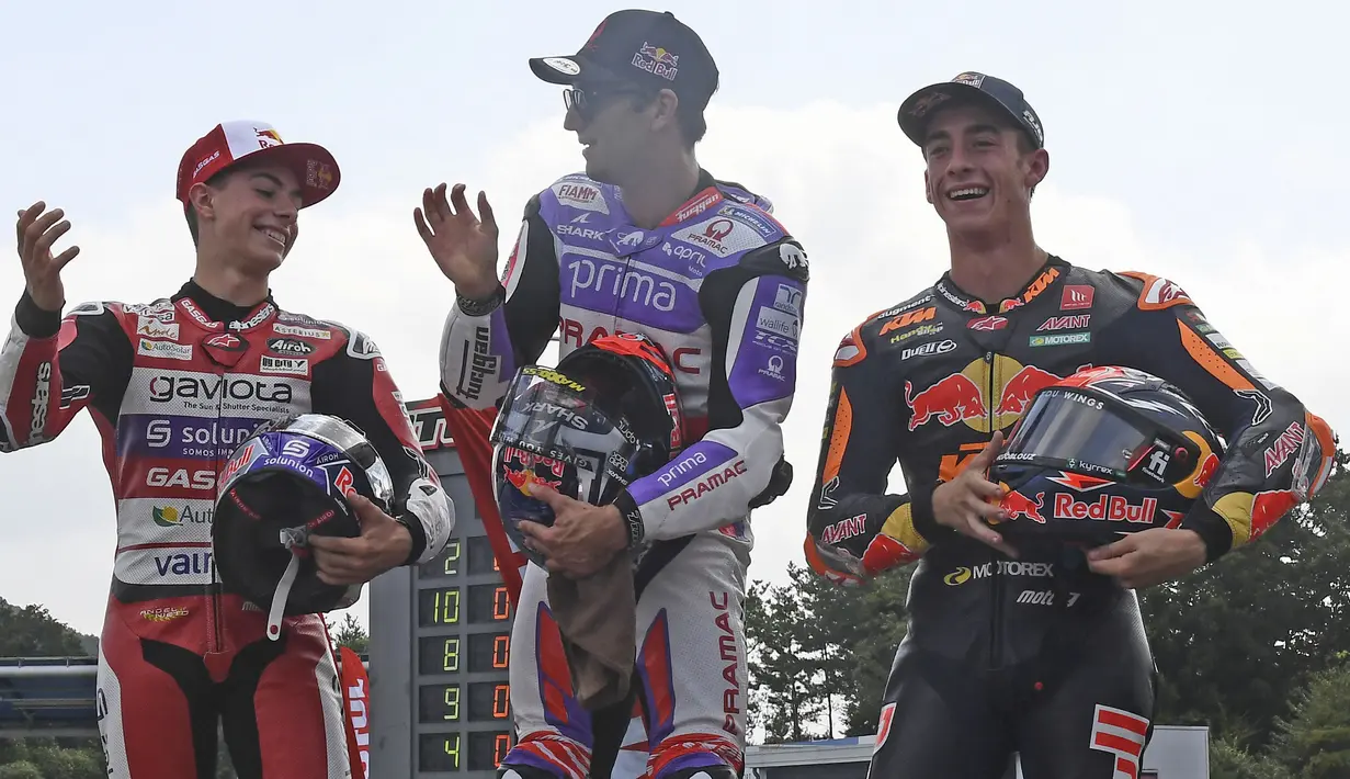 Pembalap Pembalap Prima Pramac Racing MotoGP, Johann Zarco (tengah) merayakan kemenangan bersama pembalap GASGAS Aspar Team Moto3, David Alonso (kiri) di posisi kedua dan pembalap Red Bull KTM Ajo Moto2, Pedro Acosta di posisi ketiga setelah mengikuti lomba balap motor mini pada rangkaian acara menjelang MotoGP Jepang 2023 di Mobility Resort Motegi, Motegi, Perfektur Tochigi, Jepang, 28 September 2023 waktu setempat. (AFP/Toshifumi Kitamura)