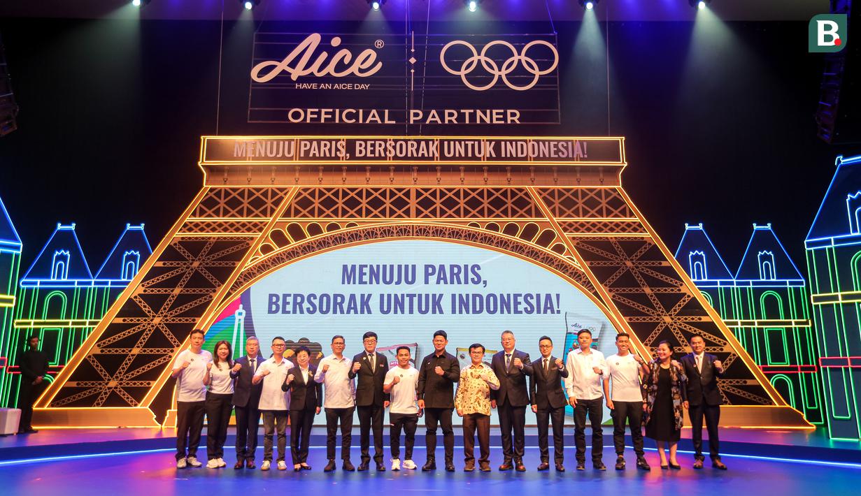 <p>Ketua Umum Komite Olimpiade Indonesia Raja Sapta Oktohari, CEO Aice Group Jack Wang, Staf Ahli Bidang Inovasi Kemenpora Yohan, beserta sejumlah undangan berfoto bersama saat acara peresmian Aice sebagai es krim ofisial Tim Indonesia di Olimpiade 2024 di Djakarta Theater XXI, Jakarta, Jumat (05/07/2024). (Bola.com/Bagaskara Lazuardi)</p>