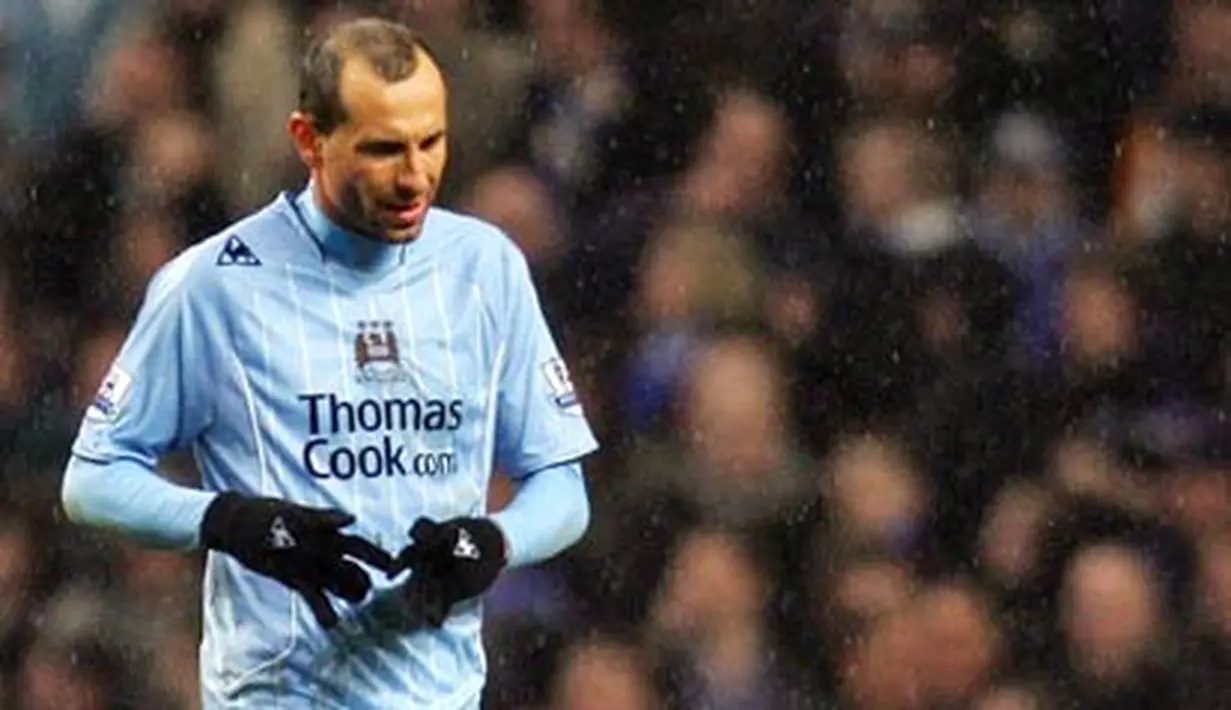 Manchester City's midfielder Martin Petrov leaves the field fater being sent off against Everton during their English Premiership football match February 25, 2008 at The City of Manchester Stadium. AFP PHOTO/PAUL ELLIS