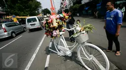 Pengunjung menyaksikan karya instalasi sepeda onthel yang menghiasi Jl.Malioboro, Yogyakarta, (5/6). Sepanjang jalanan Malioboro sering dihiasi instalasi-instalasi seni karena merupakan tempak yang banyak dikunjungi wisatawan. (Boy Harjanto)