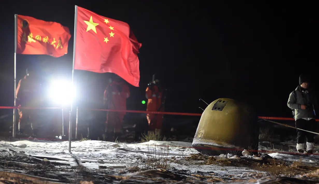 Kapsul pembawa pulang wahana antariksa Chang'e-5 mendarat di Siziwang, China, 17 Desember 2020. Chang'e-5 membawa sampel Bulan pertama yang diambil oleh China sekaligus sampel Bulan terbaru di dunia selama lebih dari 40 tahun. (Xinhua/Ren Junchuan)