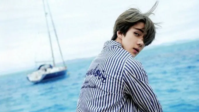 Penampilan Sehun EXO di Paris Fashion Weekn mendapat pujian.