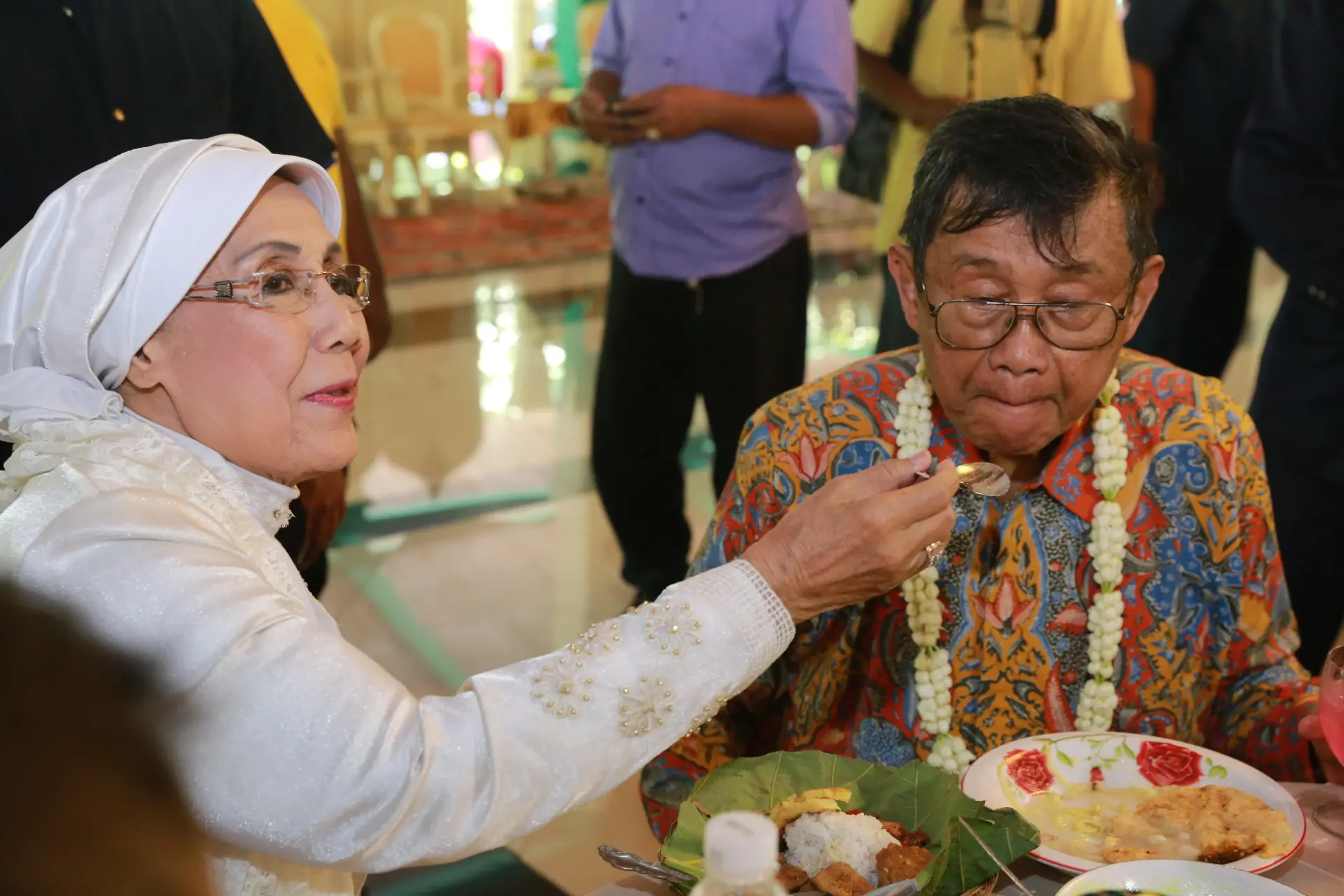 Nani Wijaya menyuapi suaminya, Ajip Rosidi. (Adrian Putra/Bintang.com)