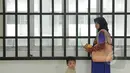 Seorang Wanita dan anak kecil berdiri di samping jendela bagian dalam rumah susun sederhana sewa (rusunawa) Tambora seusai diresmikan Gubernur DKI Jakarta Basuki Tjahaja Purnama, Jakarta, Selasa (24/2/2015). (Liputan6.com/Herman Zakharia)