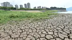 Dasar sungai yang kering terlihat setelah permukaan air turun di Sungai Yangtze, Yunyang, Kotamadya Chongqing, China, 16 Agustus 2022. Suhu tinggi yang tidak biasa dan kekeringan berkepanjangan mempengaruhi sebagian besar wilayah China, mengurangi hasil panen dan persediaan air minum. (Chinatopix Via AP)