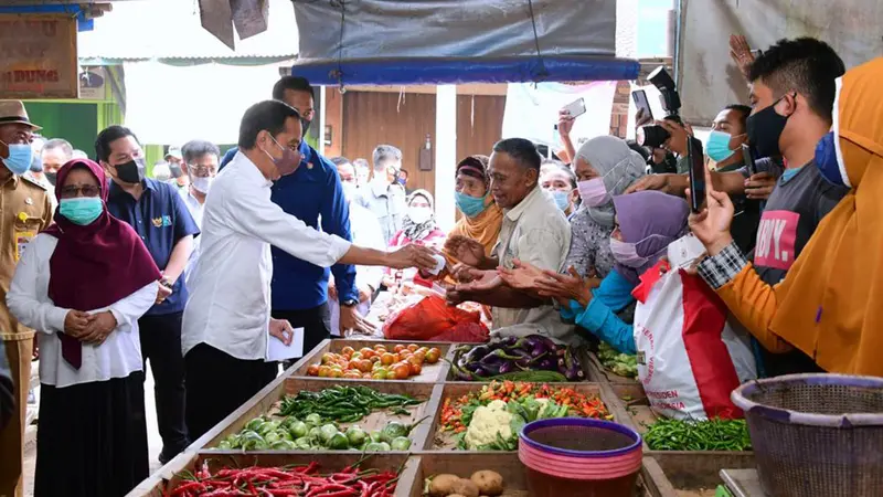 FOTO: Presiden Jokowi Serahkan Bansos untuk Pacu Pertumbuhan Ekonomi dan Jaga Daya Beli Masyarakat