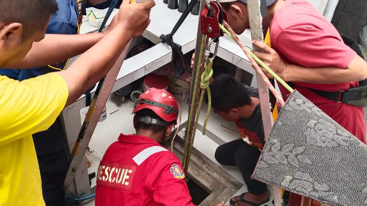 Tim gabungan saat mengevakuasi buruh harian yang tewas di Sukabumi saat memperbaiki mesin air.