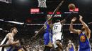 Pebasket San Antonio Spurs, Jonathan Simmons, menghindari block pebasket Golden State Warriors, Kevin Durantpada laga final NBA Wilayah Barat di San Antonio, Sabtu (20/5/2017). Spurs kalah 108-120 dari Warriors. (EPA/Darren Abate)