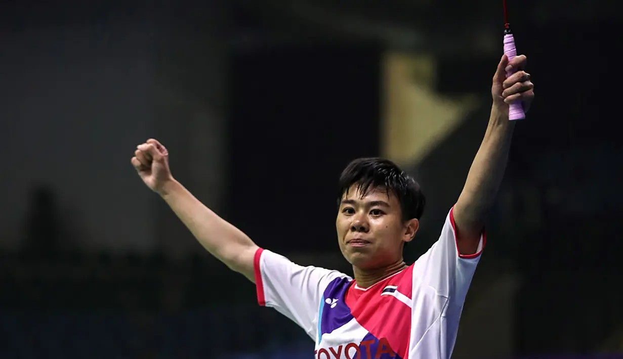 Supanida Katethong. Pebulu tangkis tunggal putri Thailand berusia 24 tahun dan menempati peringkat ke-26 BWF ini mundur di babak 32 besar Indonesia Open 2022 (15/6/2022) usai mengalami cedera saat menghadapi wakil Cina, Wang Zhi Yi. Ia menyerah akibat cedera saat laga baru berjalan 10 menit dalam posisi tertinggal 6-13 di game pertama. (bwfworldtour)