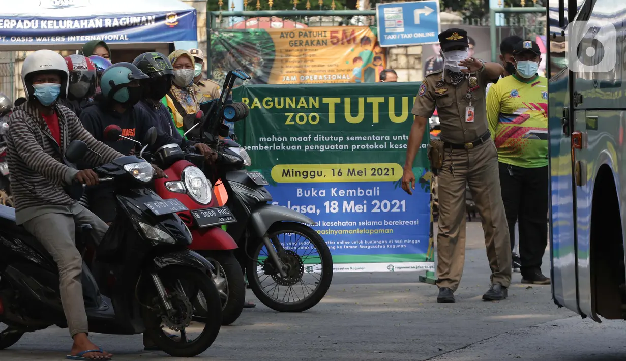 Suasana arus lalu lintas depan gerbang utama kawasan Kebun Binatang Ragunan, Jakarta, Minggu (16/5/2021). Sejumlah kawasan wisata di DKI Jakarta ditutup sementara untuk umum hingga 18 Mei 2021 untuk pemberlakukan penguatan protokol kesehatan COVID-19. (Liputan6.com/Helmi Fithriansyah)