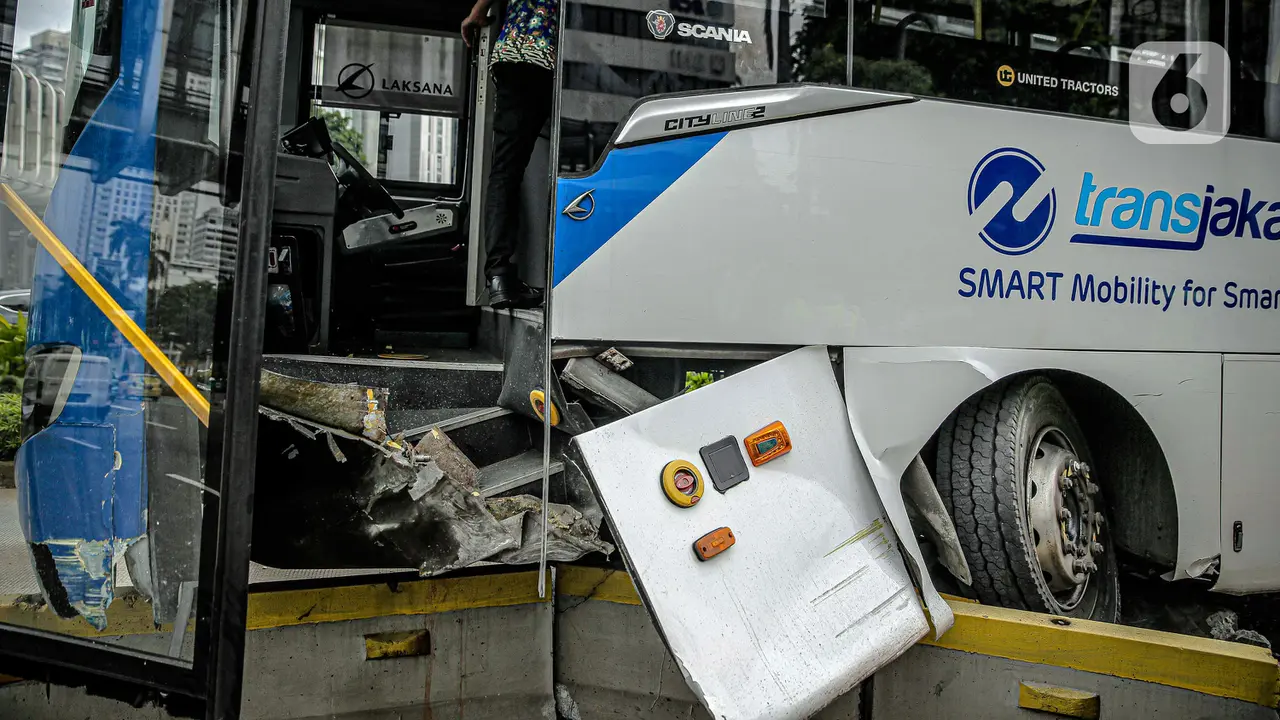 FOTO: Bus Transjakarta Tabrak Separator Busway di Bundaran Senayan