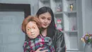 Bukan Chucky, begini gaya Montserrat Gizelle berfoto dengan boneka Bobby. (Foto: instagram.com/@montserratgizelle)