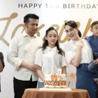 Arumi Bachsin merayakan ulang tahun putrinya, Lakeisha ke-11 dengan pesta sederhana. Putrinya yang akrab disapa Keisha terlihat mendapat kue ulang tahun warna putih lengkap dengan lilinnya. [@arumibachsin_94]