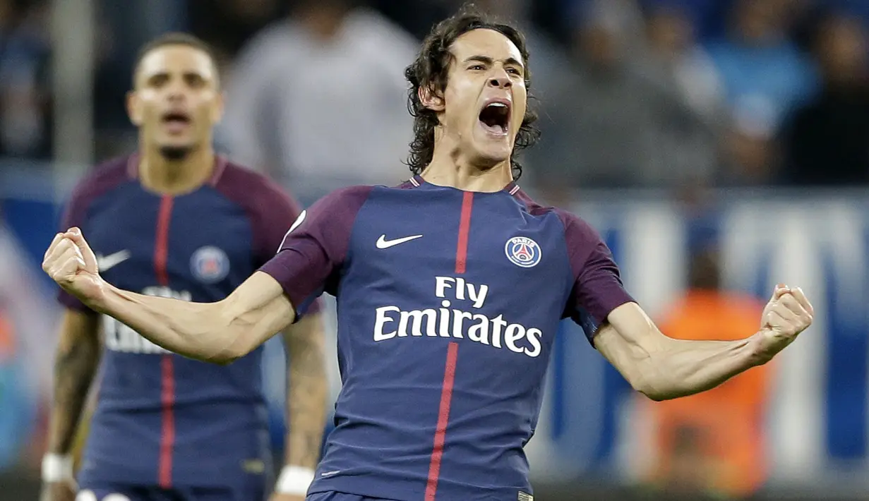 Pemain PSG, Edinson Cavani merayakan golnya ke gawang Marseillepada lanjutan Ligue 1 di  Velodrome Stadium, Marseille, (22/10/2017). PSG bermain imbang 2-2 melawan Marseille. (AP/Claude Paris)