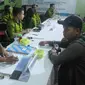 Petugas Samsat melayani pembayaran pajak tahunan STNK di stand PMPS. (Foto : Yudho Priambodo/Krjogja.com)