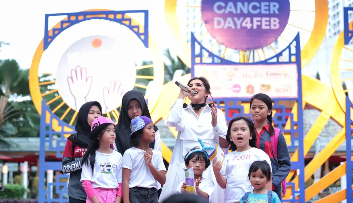 "Punya anak banyak itu banyak sih enaknya. Nggak enaknya disindir kurang adil. Tapi aku bahagia punya anak yang ramai," ungkapnya. (Adrian Putra/Bintang.com)