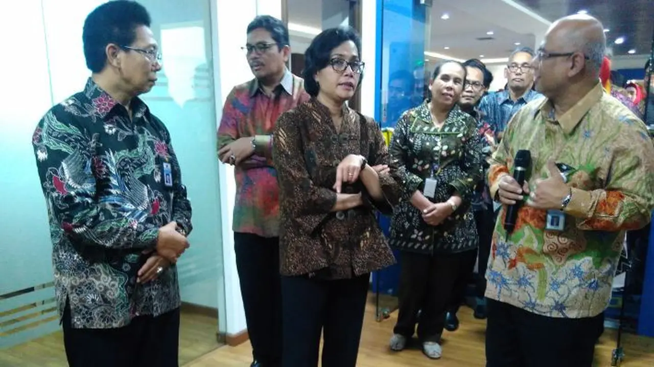 Menteri Keuangan (Menkeu), Sri Mulyani Indrawati mengunjungi Kantor Pelayanan Perbendaharaan Negara (KPPN) Jakarta II, Kamis (21/12/2017). (Fiki/Liputan6.com)