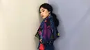 Tampil simple di belakang panggung, Isyana pun kerap memukau saat di atas panggung. Seperti ini misalnya, dress berwarna biru dengan paduan warna lainnya membuat Isyana tampak cerah merona. (Instagram/isyanasarasvati)