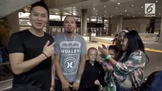 Saat tiba di Bandara Internasional Los Angeles, beberapa penggemar meminta foto bareng Demian.
