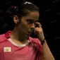 Pebulutangkis tunggal putri India, Saina Nehwal, menggerakan tangan untuk membersihkan mata saat laga perempat final BCA Indonesia Open di Istora Senayan, Jakarta, Jumat (3/6/2016). (Bola.com/Vitalis Yogi Trisna)