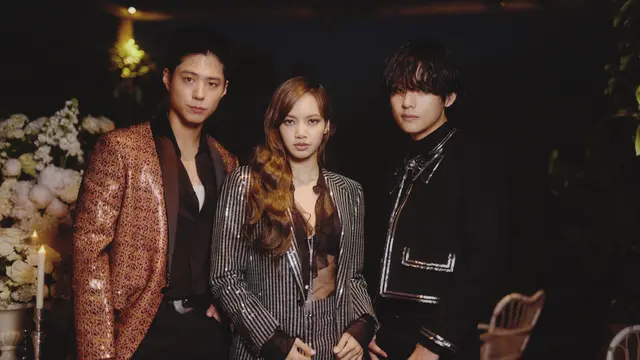 Park Bo Gum, Lisa Blackpink, dan V BTS dalam acara Celine. (Celine via Soompi).