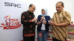 Head of Sampoerna Retail Community (SRC), Dina Arini Sulistyowati (tengah) menjelaskan aplikasi Ayo SRC di Serpong, Tangerang Selatan, Kamis (22/11). (Liputan6.com/HO/Ading)