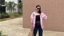 <p>Paula tampil chic dengan jaket pink lengkap dengan inner hitam, dipadu celana denimnya.</p>
