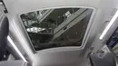 Penampakan atap New Nissan Serena dilihat dari dalam, Jakarta, Jumat (13/3/2015). Foto diambil saat peluncuran di kawasan Pondok Indah. (Liputan6.com/Helmi Afandi)
