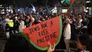 Pada peringatan Hari Nakba, banyak warga Palestina yang membawa bendera Palestina, atau kunci rumah lama mereka yang menggambarkan harapan untuk kembali. (DAVID GRAY/AFP)