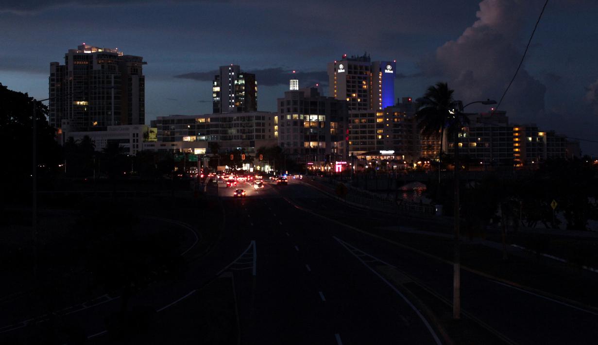 Pemandangan di San Juan, Puerto Rico, selama pemadaman listrik yang mempengaruhi beberapa wilayah, Rabu (21/9). Kebakaran yang terjadi di pembangkit listrik Puerto Rico menyebabkan 1,5 juta penduduk pulau itu hidup tanpa listrik. (REUTERS/Alvin Baez)