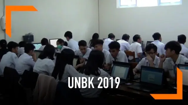 Seorang siswa di Sidoarjo, Jawa Timur tetap mengikuti UNBK 2019 walaupun dengan kondisi tangan diinfus.